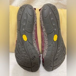 Red Merrell flats size 6 never worn